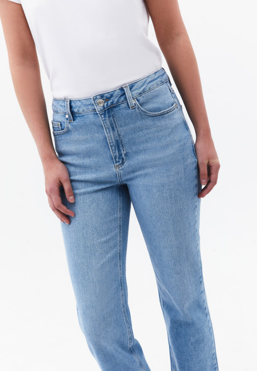 Denim Pantolon ve Bomber Ceket Kombini