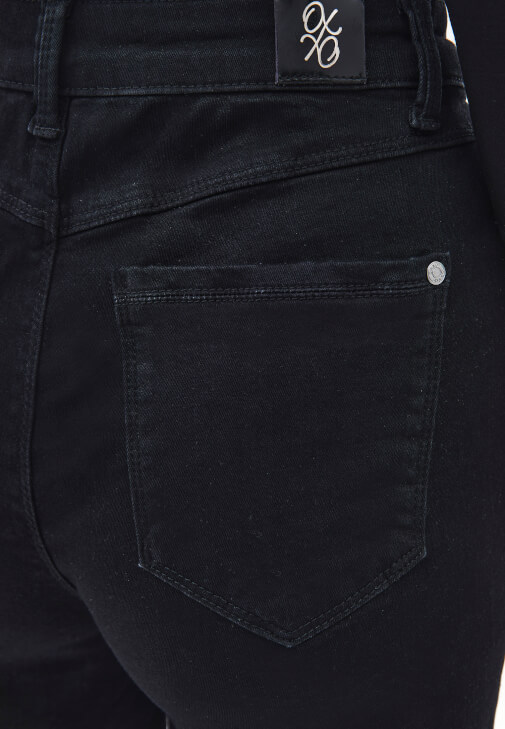 Denim Pantolon ve Bot Yaka Kazak Kombini