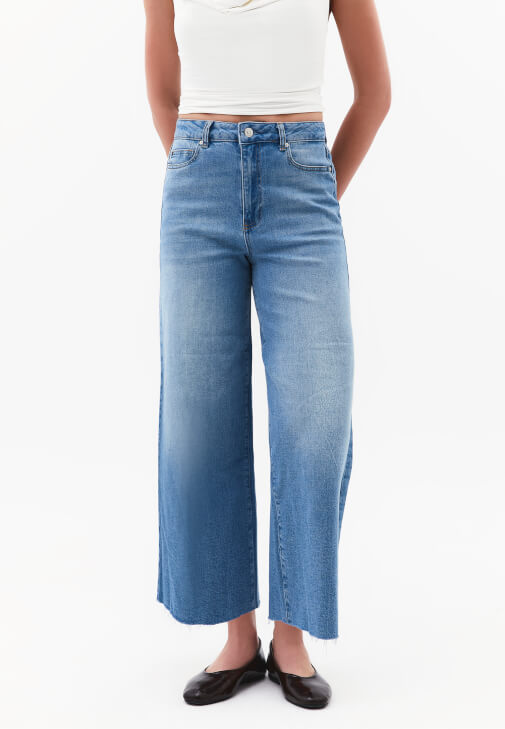 Denim Pantolon ve Degaje Yaka Bluz Kombini