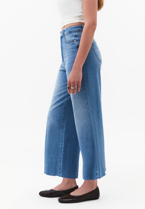 Denim Pantolon ve Degaje Yaka Bluz Kombini