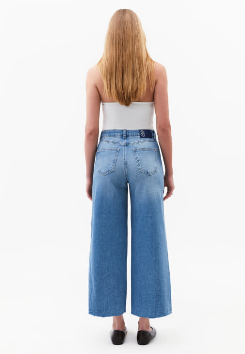 Denim Pantolon ve Degaje Yaka Bluz Kombini