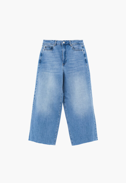 Denim Pantolon ve Degaje Yaka Bluz Kombini