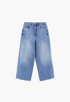 Denim Pantolon ve Degaje Yaka Bluz Kombini