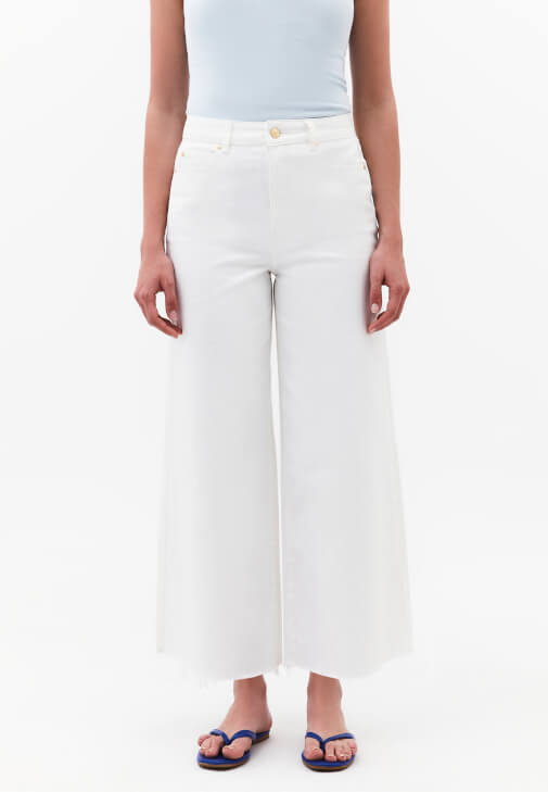 Wide-Leg Denim ve Çift Katlı Atlet Kombini
