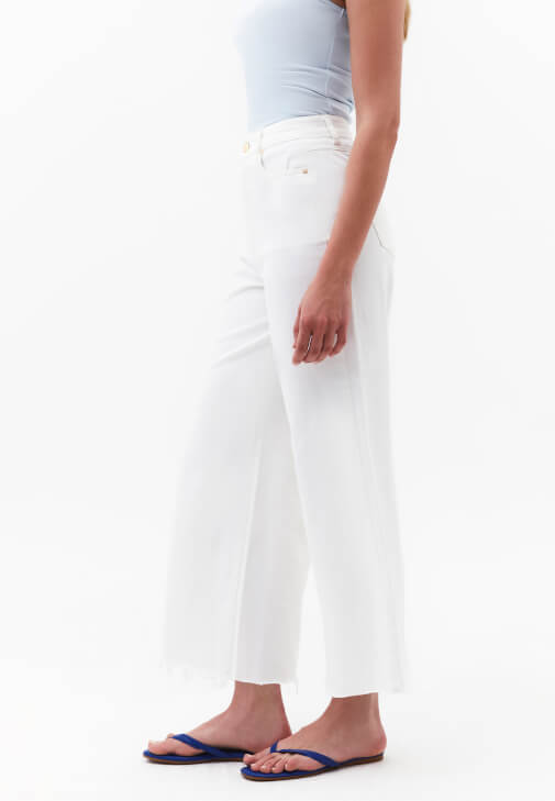 Wide-Leg Denim ve Çift Katlı Atlet Kombini