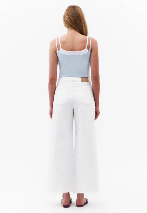 Wide-Leg Denim ve Çift Katlı Atlet Kombini