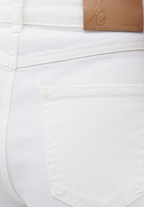Wide-Leg Denim ve Çift Katlı Atlet Kombini