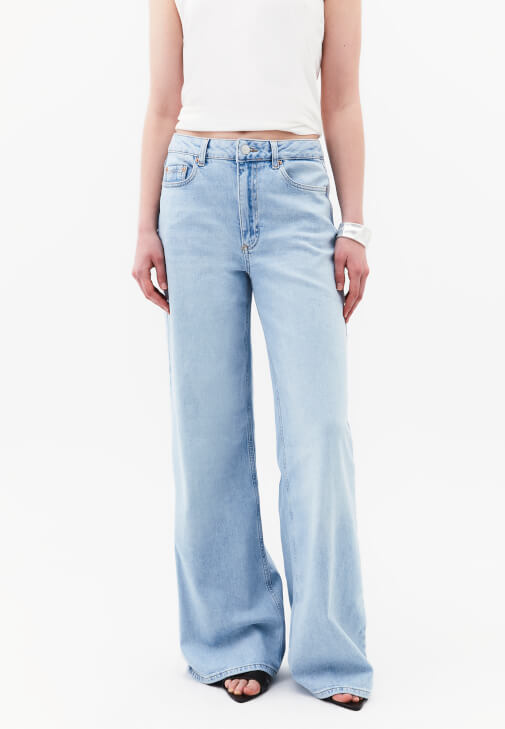 Wide-Leg Denim ve Tek Omuzlu Bluz Kombini