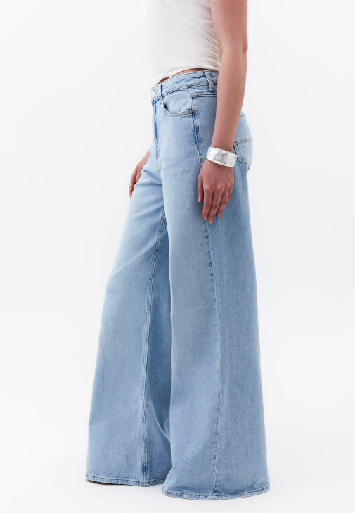 Wide-Leg Denim ve Tek Omuzlu Bluz Kombini