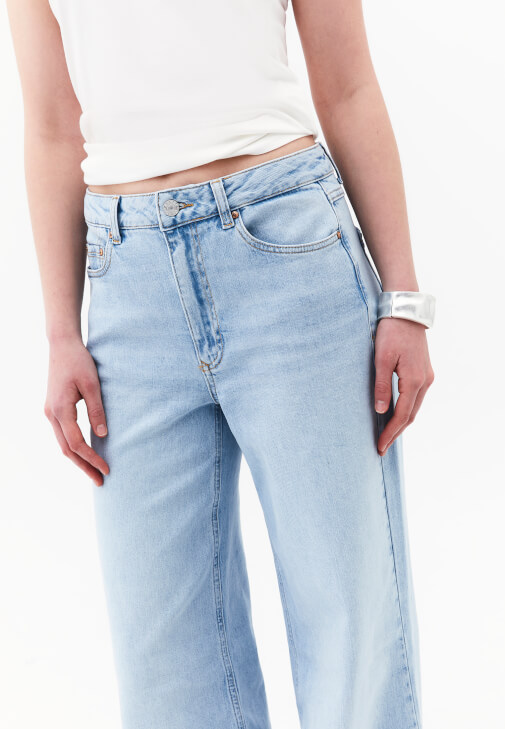 Wide-Leg Denim ve Tek Omuzlu Bluz Kombini
