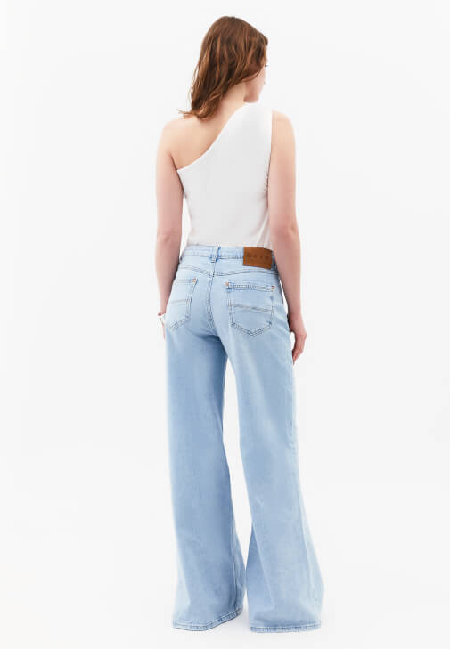 Wide-Leg Denim ve Tek Omuzlu Bluz Kombini