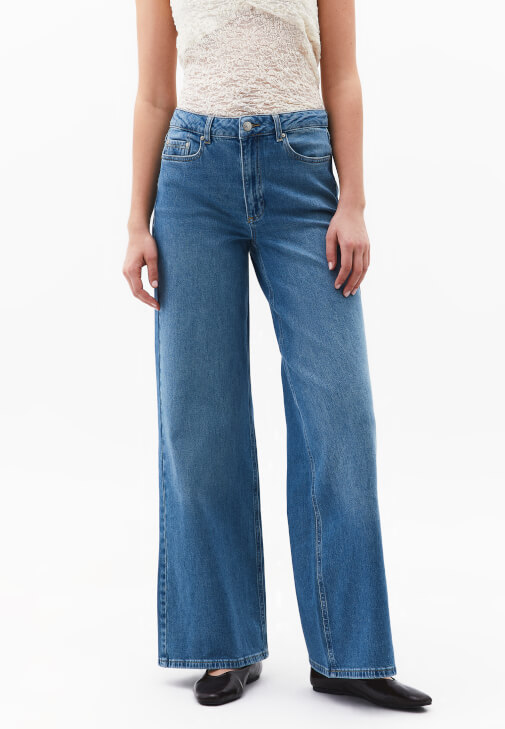 Denim Pantolon ve Dantel Bluz Kombini