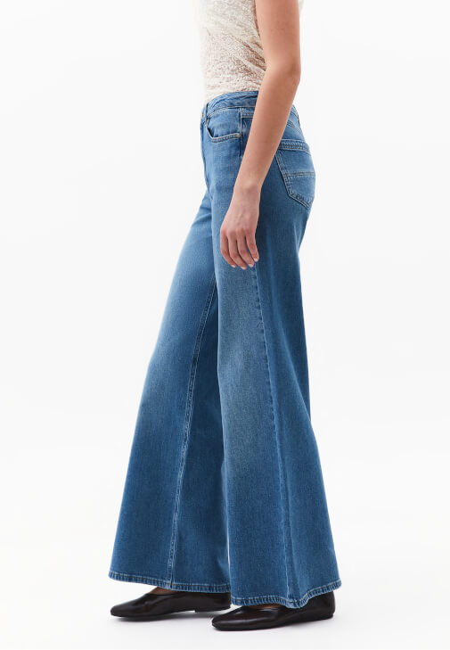 Denim Pantolon ve Dantel Bluz Kombini