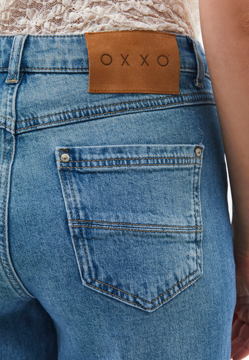 Denim Pantolon ve Dantel Bluz Kombini