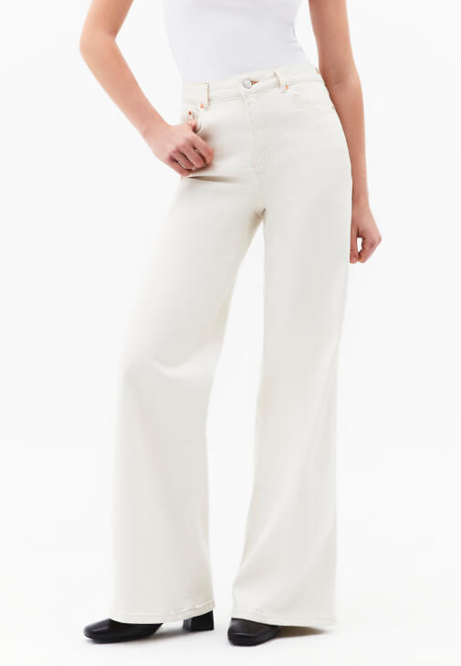 Wide-Leg Pantolon ve Süet Ceket Kombini