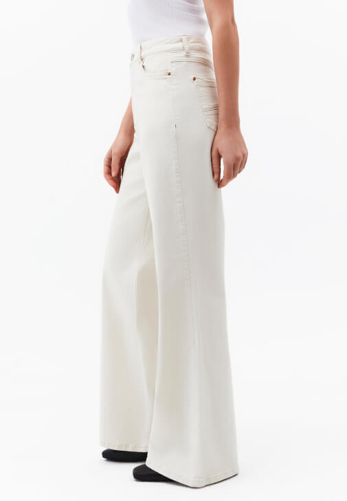 Wide-Leg Pantolon ve Süet Ceket Kombini